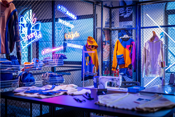 ADIDAS x NAO 虚拟织布机可持续发展活动(图片来源于品牌) ADIDAS x NAO 虚拟织布机可持续发展活动